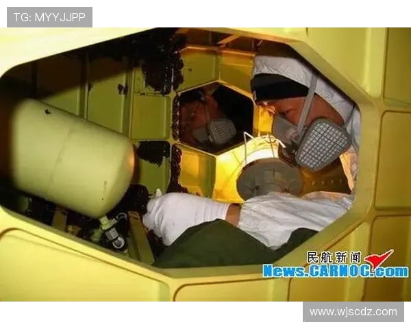 飞机机翼油箱内部的防晃动隔板设计